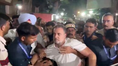 दिल्ली पुलिस ने अखिल भारतीय कांग्रेस नेताओं राहुल-प्रियांका को आकाशवाणी भवन से किया हिरासत में