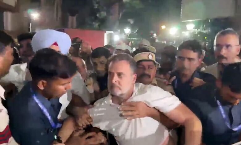 दिल्ली पुलिस ने अखिल भारतीय कांग्रेस नेताओं राहुल-प्रियांका को आकाशवाणी भवन से किया हिरासत में