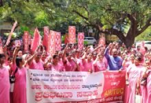 बल्लारी में ASHAs ने ₹15,000 मासिक वेतन की मांग को लेकर प्रदर्शन किया