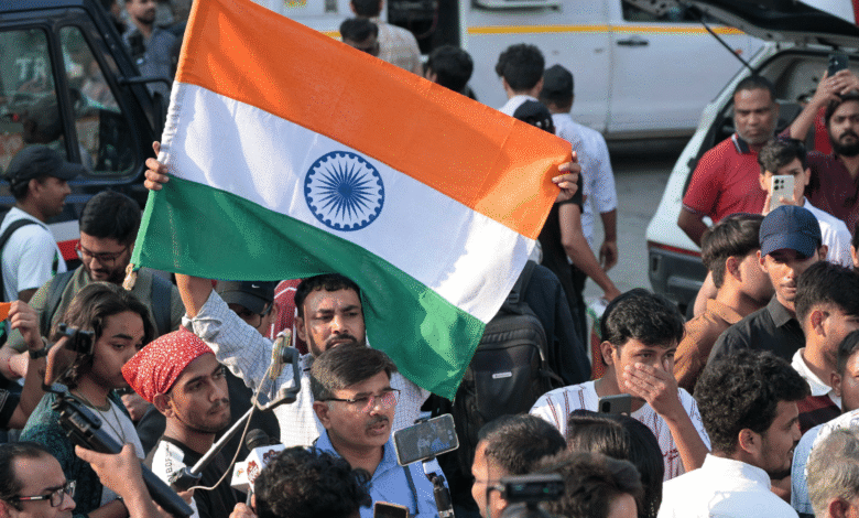 दिल्ली के कनेक्ट प्लेस में तिरंगा मार्च में बड़े व छोटे सभी शामिल