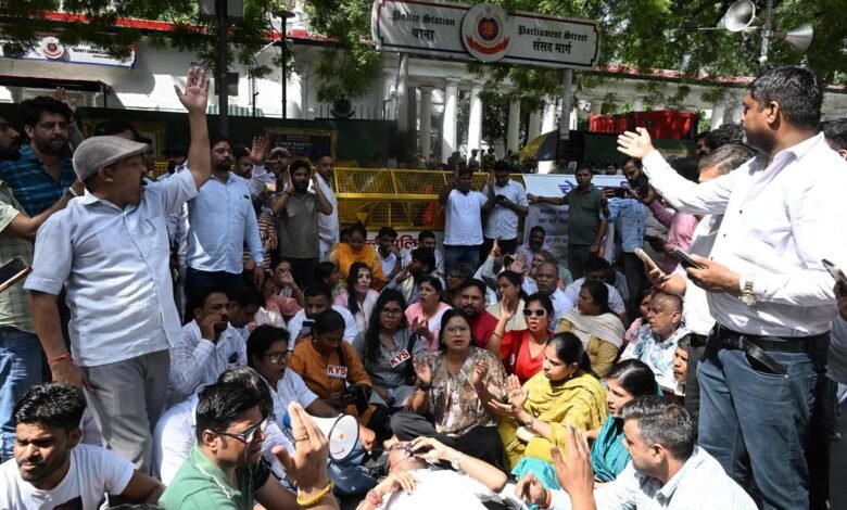 दिल्ली सरकार ने पत्रकार उत्पीड़न मामले में आरोपी अधिकारी को अतिरिक्त डीसीपी का वर्तमान ड्यूटी चार्ज रोका