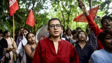कोलकाता में नेहा बोरा ने कहा वे हमें दबा नहीं सकते