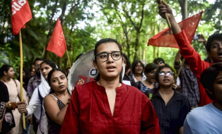 कोलकाता में नेहा बोरा ने कहा वे हमें दबा नहीं सकते