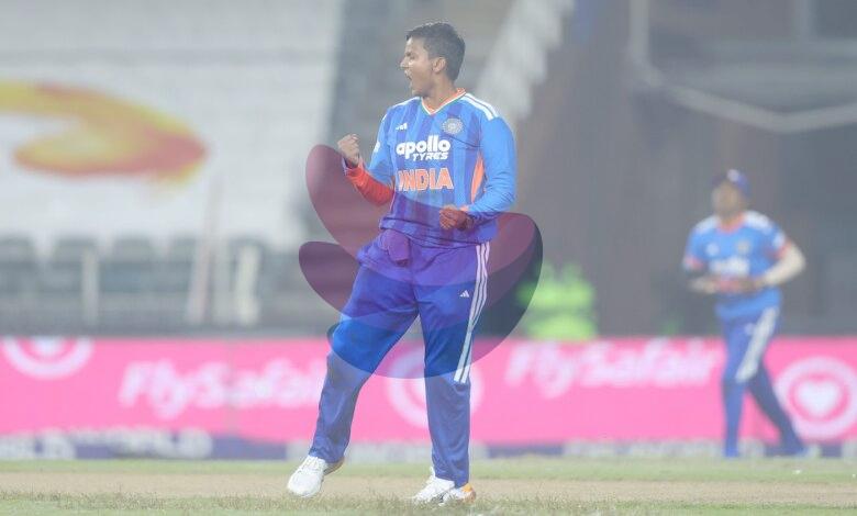 Deepti's maiden T20I five-for downs South Africa