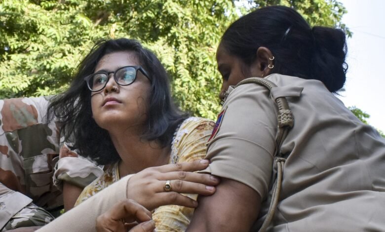 AISA का आरोप: नेहा बोरा को दिल्ली पुलिस ने अनधिकृत वाहन में उठाया गया