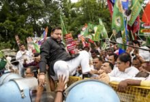 तेजस्वी यादव ने पटना में INDIA ब्लॉक की अगुवाई में प्रदर्शन किया, पुलिस ने लोक भवन ले जाया