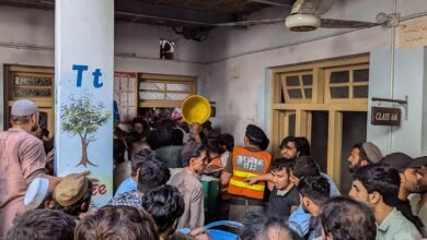 पेशावर में स्कूल की छत गिरने से 17 बच्चे और शिक्षक की मौत