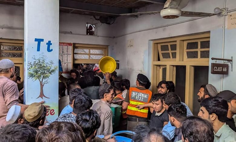 पेशावर में स्कूल की छत गिरने से 17 बच्चे और शिक्षक की मौत