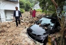 थाईलैंड के फुकेत द्वीप पर भारी बारिश के बाद अचानक बाढ़ की स्थिति