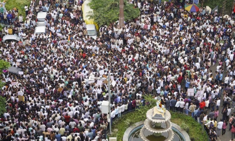 पुणे में MPSC अभ्यर्थियों ने पेपर लीक के खिलाफ प्रदर्शन करते हुए अध्यक्ष के इस्तीफे की मांग की