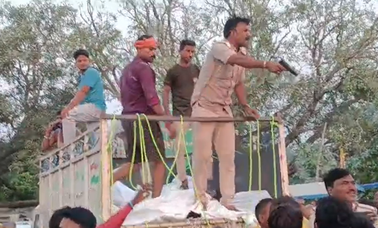 बिहार के सारण में राहत सामग्री वितरण के दौरान SI निलंबित, बाढ़ प्रभावितों पर पिस्तौल तानी