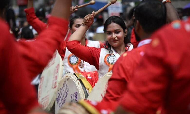 पुणे की नासिक ढोल टीम के केरल के त्रिपुनिथुरा में अथचमयम रैली में भाग लेने पर विवाद