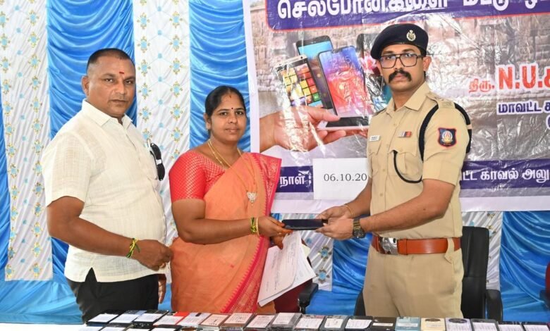 वेलोर पुलिस ने 300 खोए मोबाइल फोन उनके मालिकों को लौटाए
