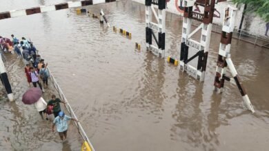 विजयवाड़ा में भारी बारिश से सड़कें जलमग्न, ट्रैफिक जाम