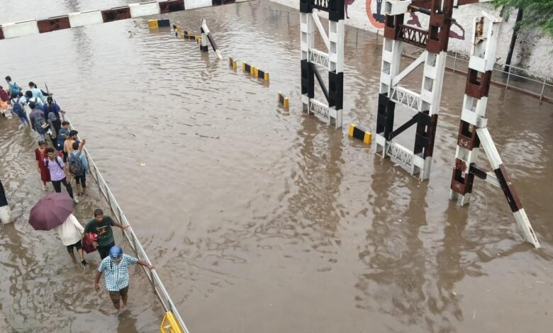 विजयवाड़ा में भारी बारिश से सड़कें जलमग्न, ट्रैफिक जाम